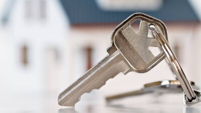 "Жайық мұнай" компаниясы қос қолынан айырылған балаға пәтер кілтін табыстады