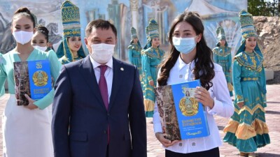 В Кокшетау прошла патриотическая акция в честь Дня Конституции РК