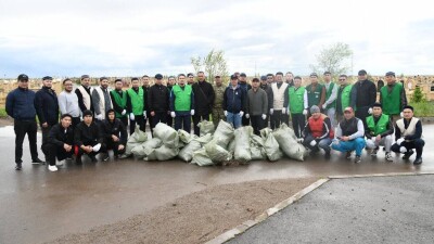 Имамы провели уборку городского кладбища в Астане