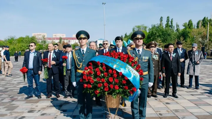 Жители Атырау возложили цветы к Вечному огню в День Победы