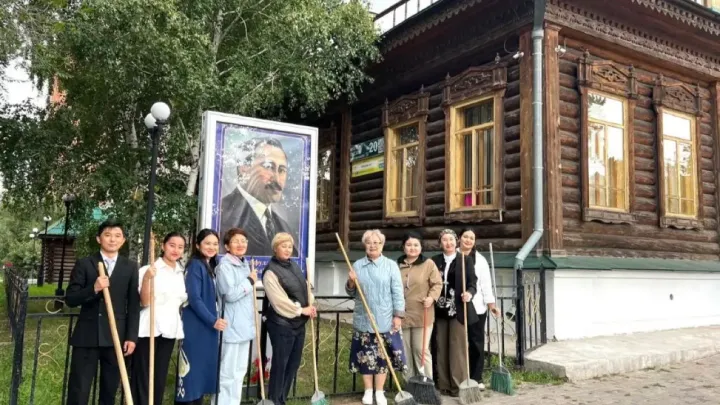 Сотрудники Музея Сакена Сейфуллина поддержали акцию "Таза Қазақстан" и провели генеральную уборку