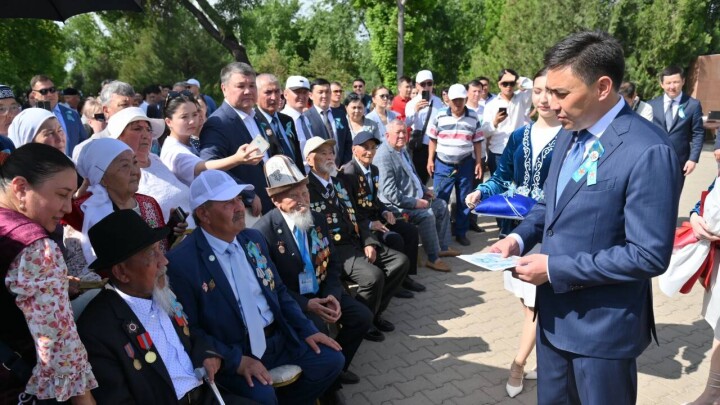Аким Шымкента подарил квартиры ветеранам Великой Отечественной войны