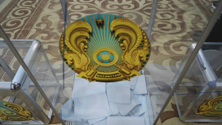 Сайлау учаскесіне балаларымен келген тұрғындарға сыйлықтар табысталды