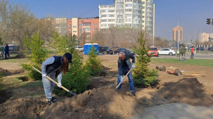 Сегодня с заботой о будущем: В Астане посадили тысячи деревьев в рамках субботника