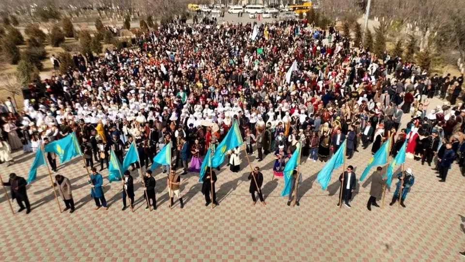Около 5000 атыраусцев вышли на праздничный парад в День национальной одежды