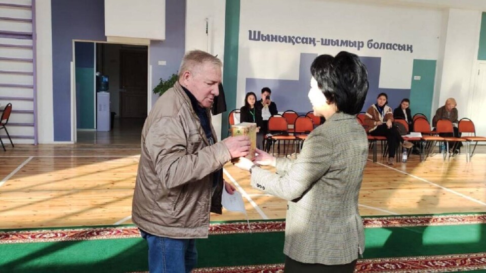 Алматинцы голосуют на референдуме в свой день рождения