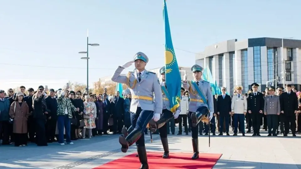 Атырау облысының әкімі Болат Ақшолақов Мемлекеттік ту көтеру рәсіміне қатысты