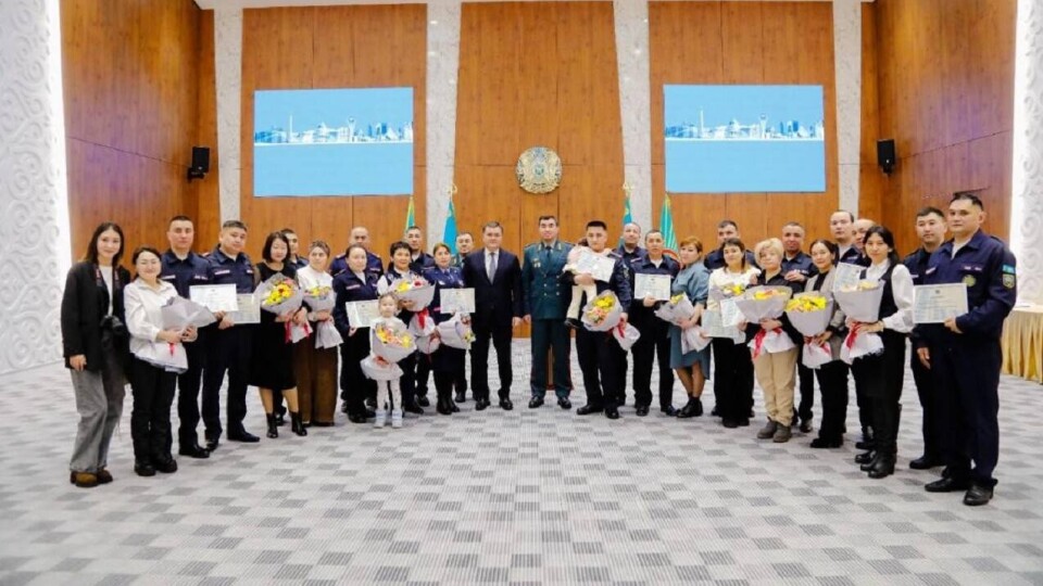 Спасателям и пожарным вручили ключи от квартир в Астане