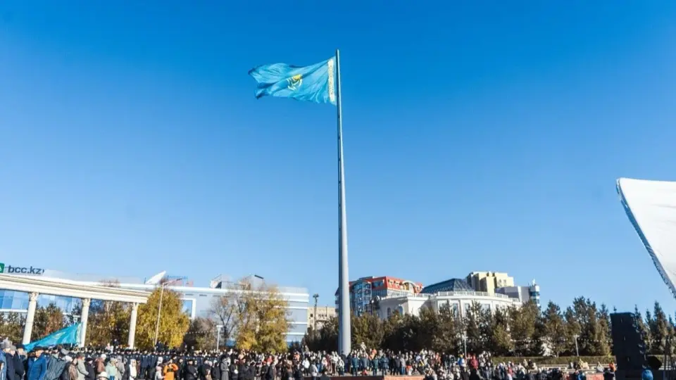В Усть-Каменогорске в честь Дня Республики торжественно подняли Государственный флаг