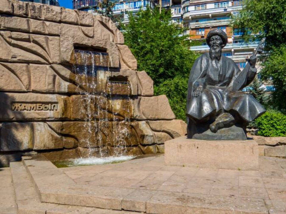 Памятник Жамбылу Жабаеву в Алматы /depositphotos.com/