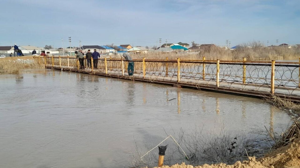 Жители и власти укрепляют дамбы в городе Кулсары Атырауской области