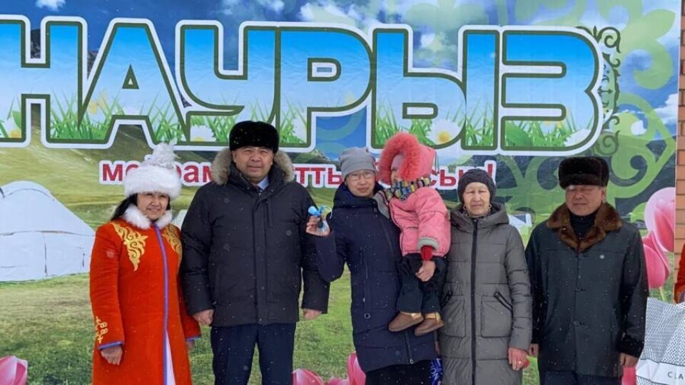 Подарок перед Наурызом: Ключи от новых квартир получили многодетные семьи в Нуринском районе