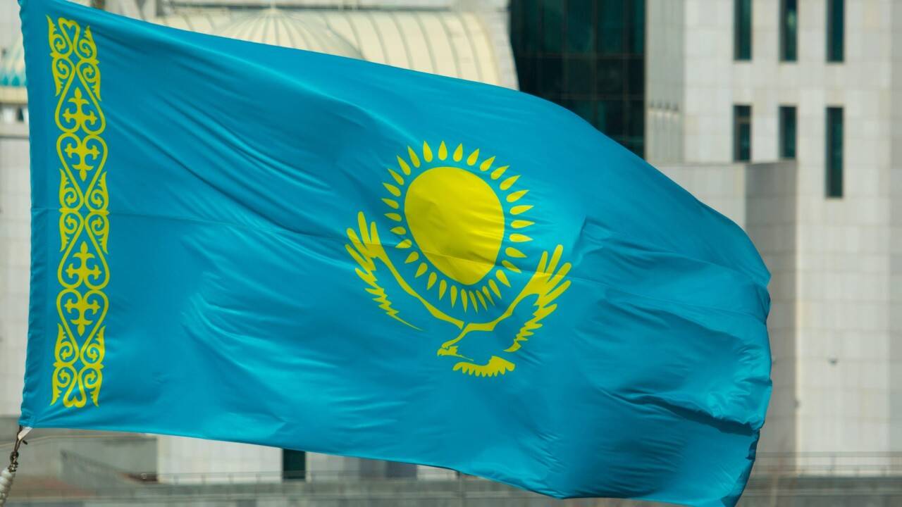 В День Республики в Туркестане развевается голубой флаг | informburo.kz