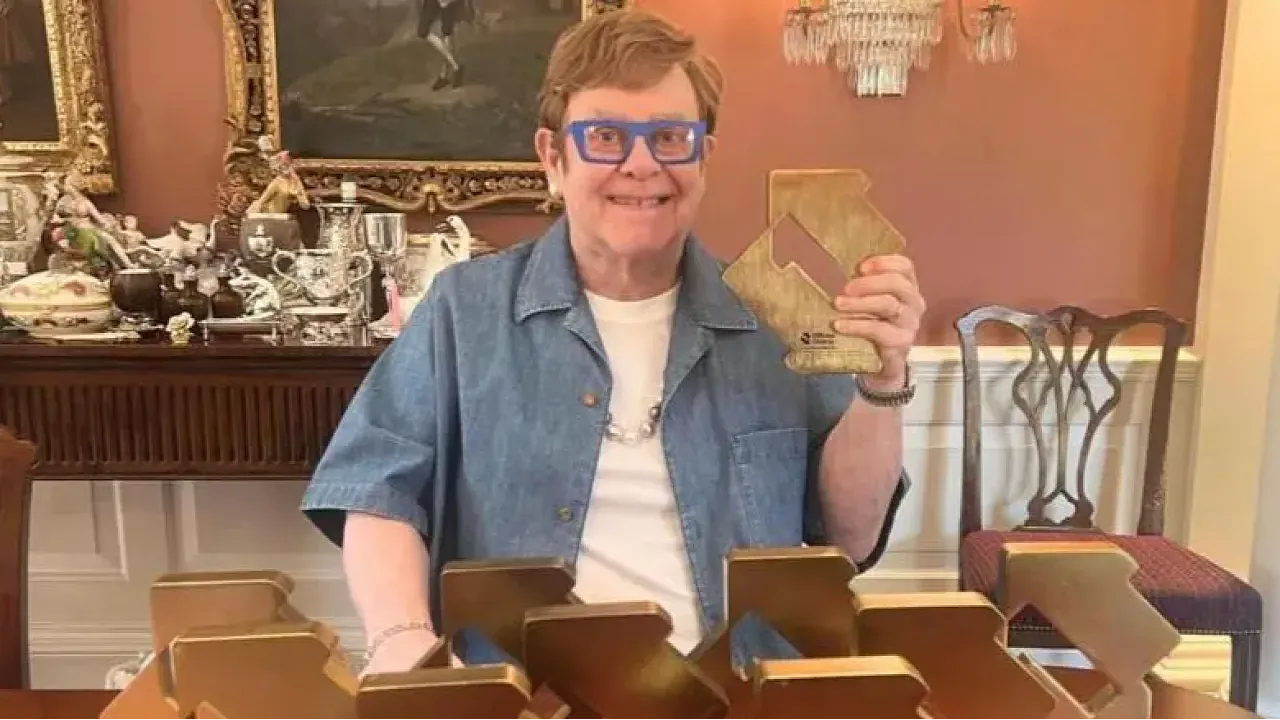 Элтон Джон в десятый раз возглавил британский хит-парад со своим новым альбомом