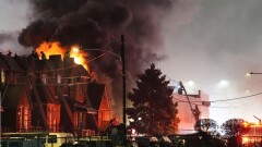 В Филадельфии разбился санитарный самолёт с больным ребёнком на борту