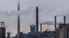 У жителей Темиртау пыль с подоконника прилипает к магниту