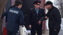 Поиграли в полицейских: жителей Актау оштрафовали за переодевание