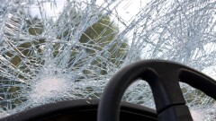 Infiniti столкнулся с прицепом трактора на трассе в СКО: погибли три человека