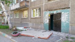 В Усть-Каменогорске автомобиль снёс козырёк подъезда, жители не могли выйти из дома
