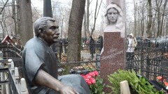 Памятник Армену Джигарханяну установили на Ваганьковском кладбище в годовщину смерти актёра