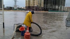 В Актау и Жанаозене затопило улицы после дождя