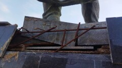 В Актау разрушается постамент памятника за 65 млн тенге