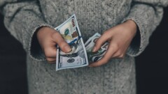 Сколько стоят доллар и рубль в обменниках Казахстана 17 декабря