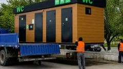 "Простоял как музей". В Актау демонтировали общественный туалет, который так и не заработал