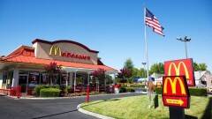 Сети McDonald's в США не хватает бумажных пакетов на фоне бума доставки