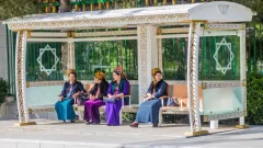 Незамужним – жёлтые платки: в Туркменистане вновь ужесточили дресс-код для женщин