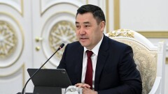 Президента Кыргызстана попросили не играть на планшете, пока выступают делегаты курултая