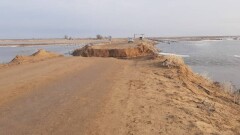 В Атырауской области из-за паводка вскрыли участок дороги
