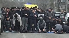 В Алматы мусульмане перекрыли проезжую часть, чтобы помолиться