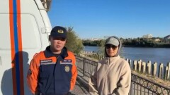 В Атырау мужчина прыгнул в воду с пешеходного моста