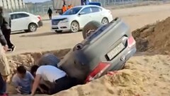 Пьяный водитель влетел в яму в Актау, машина перевернулась