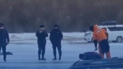 В Атырауской области машина провалилась под лёд, погиб водитель