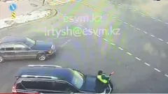 В Алматы водитель сбил регулировщика на перекрёстке