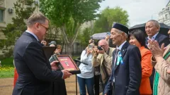 Потомкам казахстанских партизан вручили награды Франции