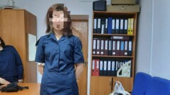 Нетрезвая девушка в полицейской форме ходила по улицам Актобе