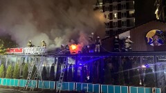 В Алматы пожарные в опасных условиях тушили горевший ресторан