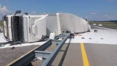 ДТП с разлитой краской на трассе: более 1000 автомашин пришлось сопровождать полицейским в столицу