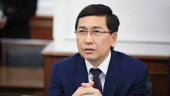 Повышение зарплаты,  спецнаграда и пятидневка: Аймагамбетов поздравил коллег с Днём учителя