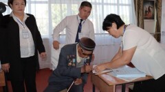 В Кызылорде первым проголосовал 101-летний ветеран войны