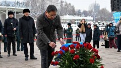 В Алматы возложили цветы к монументу Тәуелсіздік в честь Дня Независимости