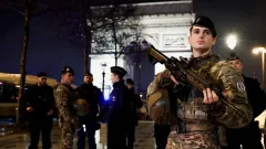 У Триумфальной арки в Париже мужчина с ножом напал на полицейского