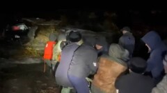 В СКО четверо человек спасались на трассе от воды на крыше автомобиля