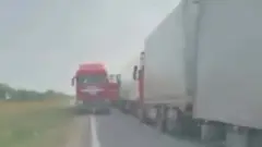 Скопление грузовых машин вновь фиксируют на границе с Россией в ЗКО