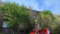 В Караганде тушат пожар на крыше жилого дома, людей эвакуировали