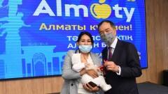 В День города многодетная семья двухмиллионной жительницы Алматы получила квартиру 