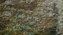 Сами написали – сами убрали: вандалам пришлось чистить камни в Иле-Алатауском нацпарке